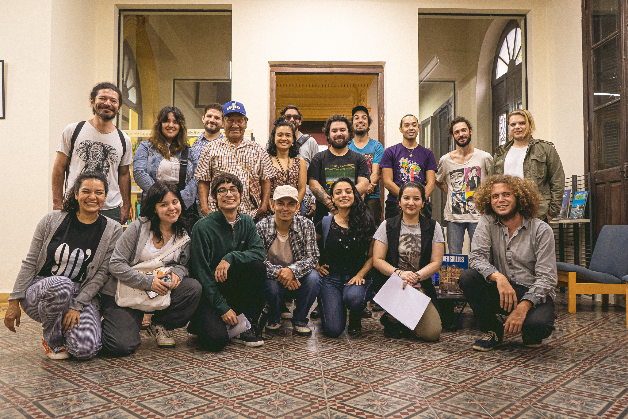 EXPYLAB 2021 — foto grupal del cierre de la primera edición, participantes con certificados sobre el escenario